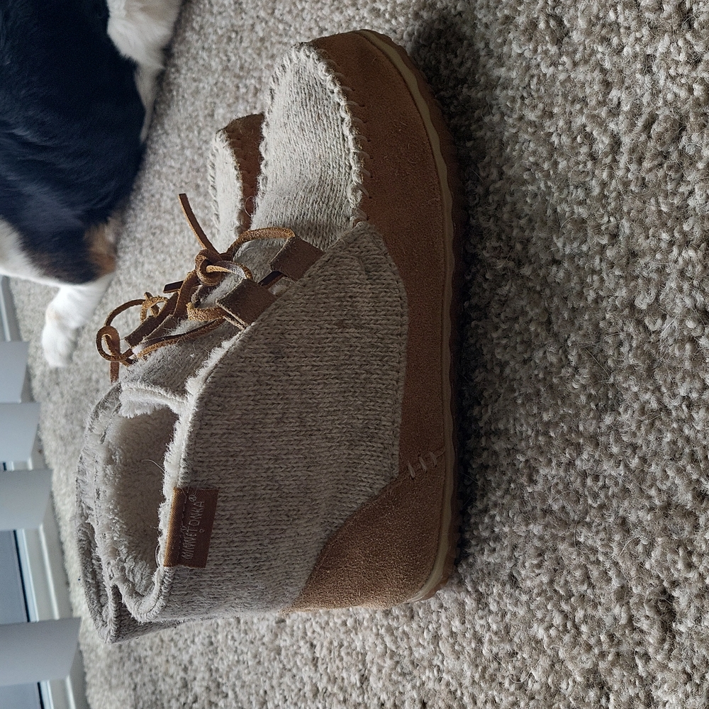 Minnetonka size 7 slipper boot